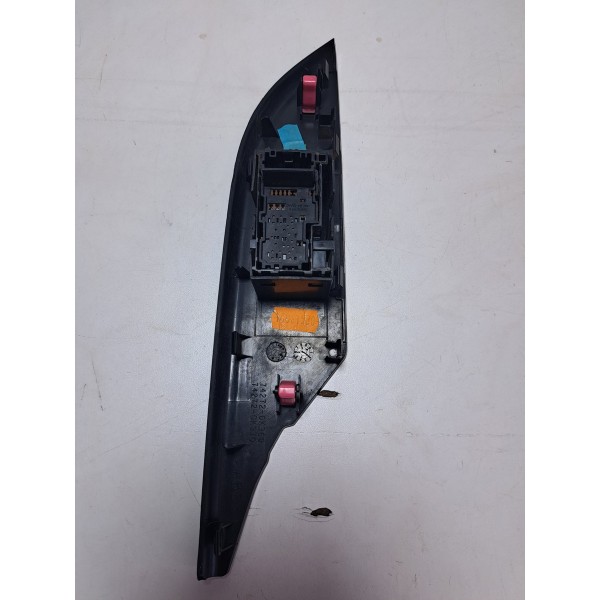 Moldura C/botão Vidro Traseiro L/e Hilux 2016/2022 Original