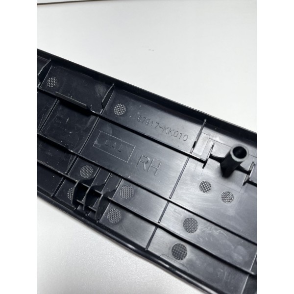 Soleira Interna Porta Traseira Direita Hilux 16/23 Original Preto