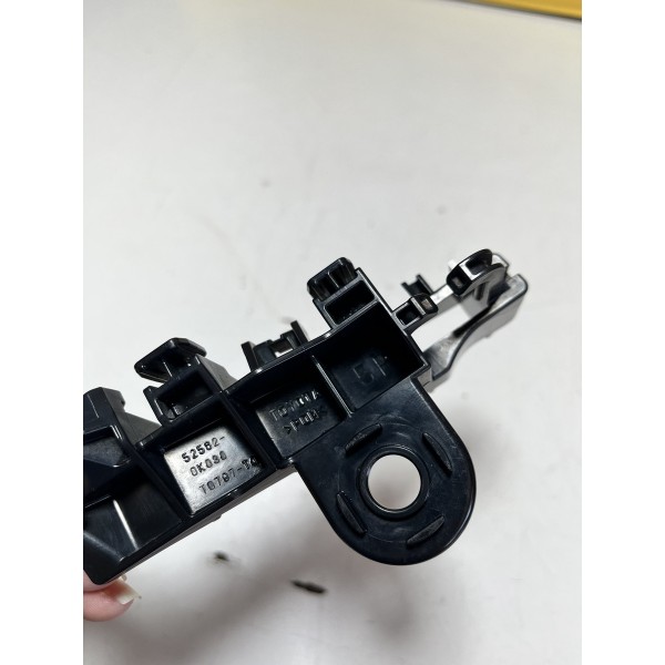 Suporte Guia Parachoque Hilux Sw4 2017 Lado Direito Original