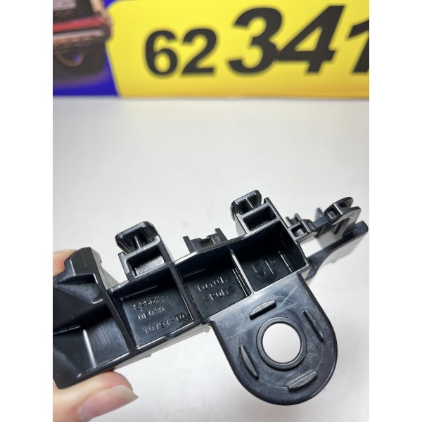 Suporte Guia Parachoque Hilux Sw4 2017 Lado Direito Original