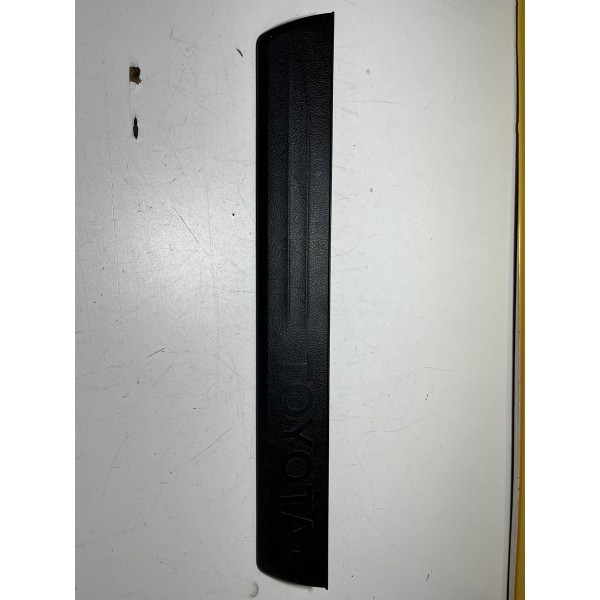 Soleira Porta Dianteira Esquerda Hilux 2016/2020 Original Preto