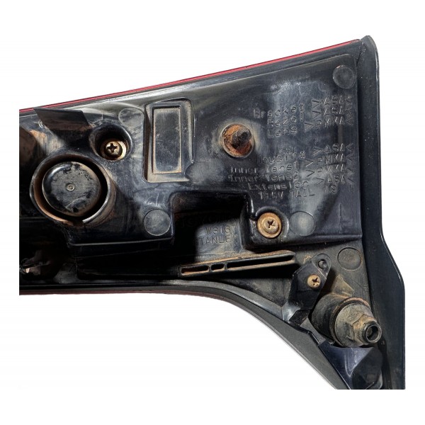 Lanterna Tampa Esquerda Hilux Sw4 2016/2020 Original Vermelho