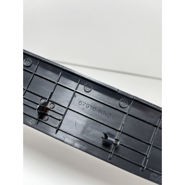 Soleira Porta Traseira Esquerda Hilux 16/23 Original Preto