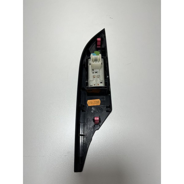 Moldura Botão Vidro Traseiro Esquerdo Hilux 16/22 Pretofosco