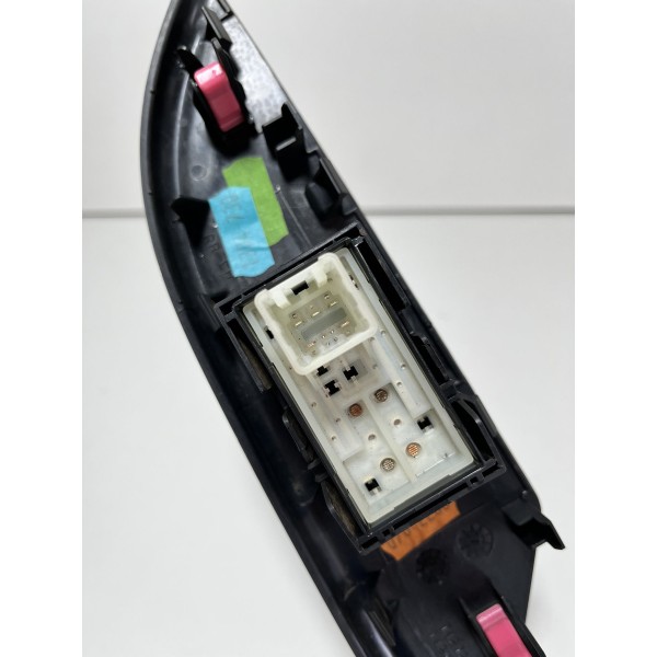 Moldura Botão Vidro Traseiro Esquerdo Hilux 16/22 Pretofosco